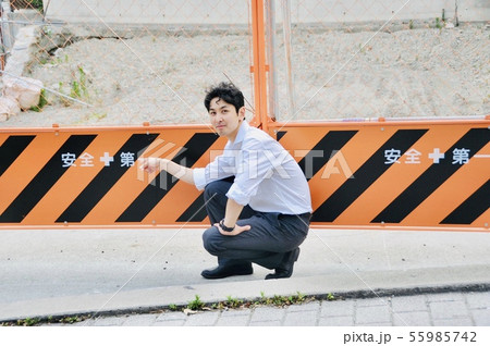 安全第一の看板を指差す1人の男性 55985742