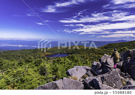 (長野県)北八ヶ岳高見石から望む白駒の池 紅葉 (長野県)北八ヶ岳高見石から望む白駒の池 紅葉 55988180