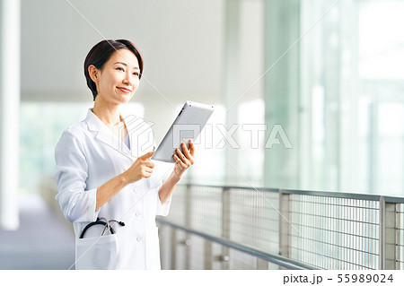 白衣を着た女性 55989024