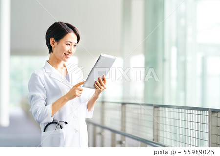 白衣を着た女性 白衣を着た女性 55989025