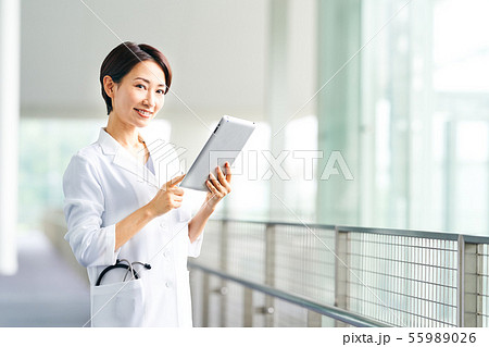 白衣を着た女性 55989026