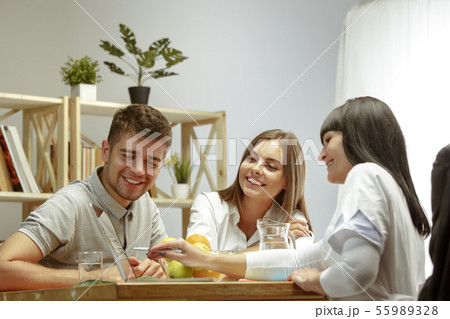 Smiling nutritionist showing a healthy diet plan to patient 55989328
