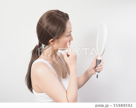 鏡を見て悩む女性 鏡を見て悩む女性 55989592