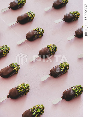Chocolate glazed ice-cream pops with pistachio 55990337