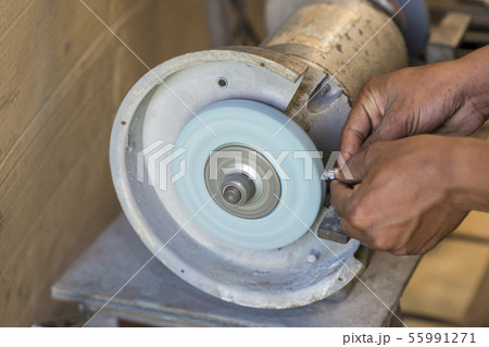 The cutting tools regrinding process. 55991271