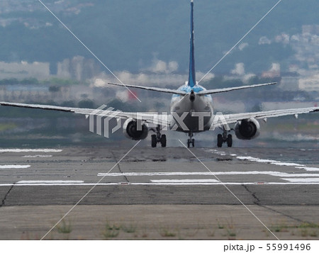 大阪国際空港 離陸するジェット旅客機 大阪国際空港 離陸するジェット旅客機 55991496