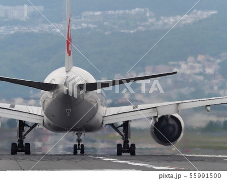 大阪国際空港 離陸するジェット旅客機 大阪国際空港 離陸するジェット旅客機 55991500