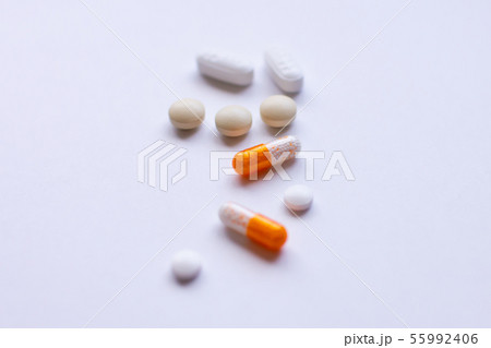 白い錠剤とカプセル剤の薬 55992406
