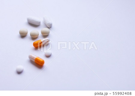 白い錠剤とカプセル剤の薬 55992408