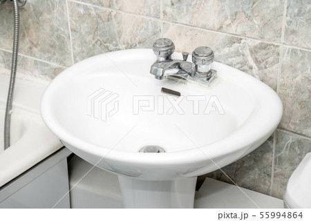 The photo of a sink in a bathroom 55994864