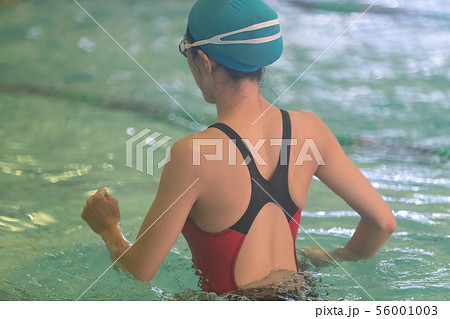 In the pool 56001003