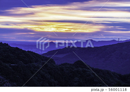 （群馬県）秋の妙義山から望む富岡市方面　夜明け 56001118