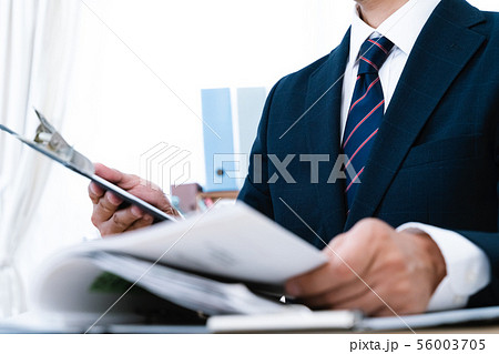 書類とビジネスマン 56003705