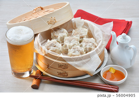 中華料理のシュウマイ、焼売、しゅうまい、点心のイメージ。蒸篭（せいろ）で蒸し調理、ビールを添えて。 56004905