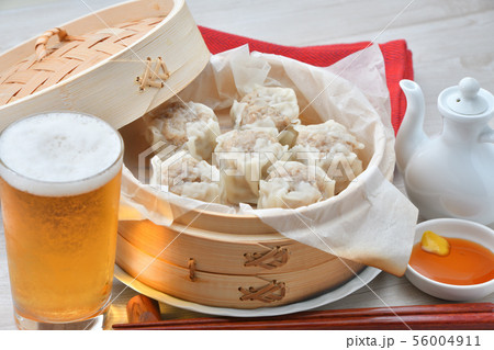 中華料理のシュウマイ、焼売、しゅうまい、点心のイメージ。蒸篭（せいろ）で蒸し調理、ビールを添えて。 56004911