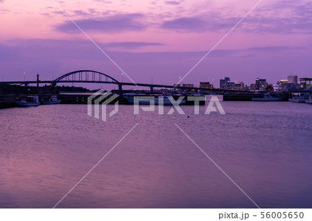 沖縄 石垣島 登野城漁港から見るサザンゲートブリッジの夕景 沖縄 石垣島 登野城漁港から見るサザンゲートブリッジの夕景 56005650