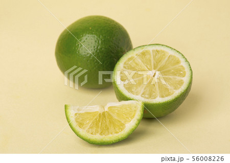 Fresh citrus fruits limes and lemons backgrund 032 56008226