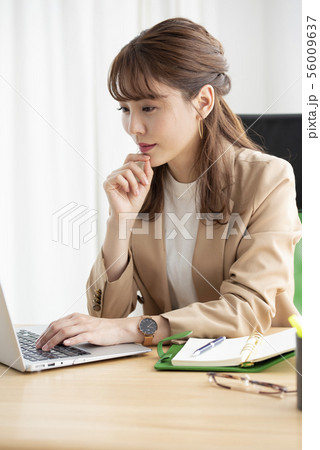 ビジネスカジュアル女性 ビジネスカジュアル女性 56009637