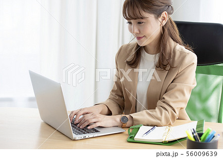 ビジネスカジュアル女性 56009639