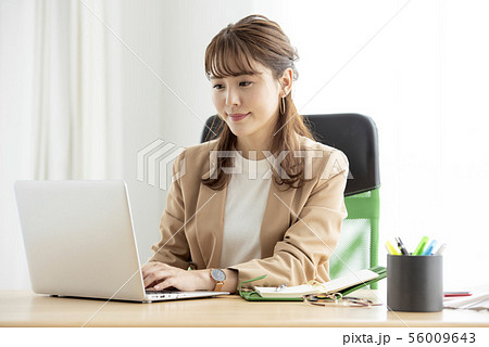 ビジネスカジュアル女性 56009643