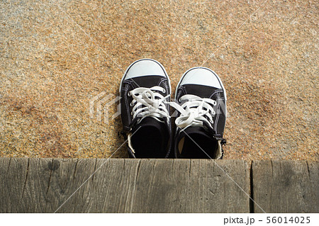 日本の玄関で靴を脱ぐの写真素材