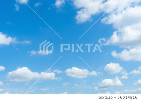 梅雨時期の晴れ間 空 雲 コピースペース 積雲 初夏の空 広いコピースペース 梅雨時期の晴れ間 空 雲 コピースペース 積雲 初夏の空 広いコピースペース 56014816