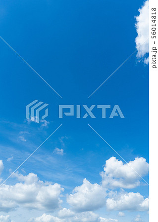 梅雨時期の晴れ間 空 雲 コピースペース 積雲 初夏の空 広いコピースペース 梅雨時期の晴れ間 空 雲 コピースペース 積雲 初夏の空 広いコピースペース 56014818