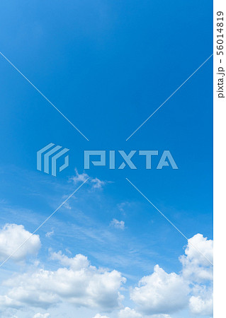 梅雨時期の晴れ間　空　雲　コピースペース　積雲　初夏の空　広いコピースペース 56014819
