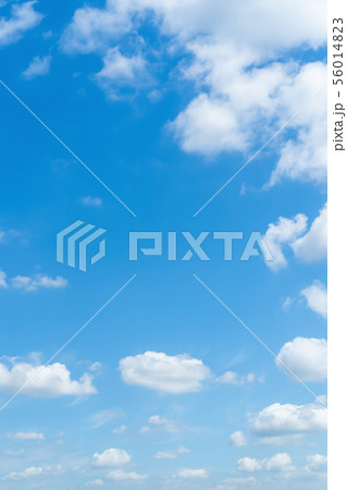 梅雨時期の晴れ間 空 雲 コピースペース 積雲 初夏の空 広いコピースペース 梅雨時期の晴れ間 空 雲 コピースペース 積雲 初夏の空 広いコピースペース 56014823