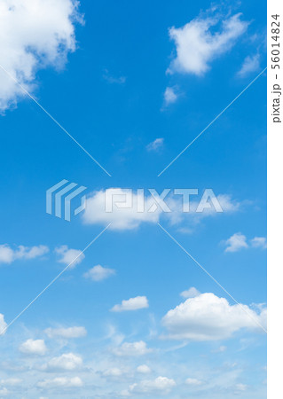 梅雨時期の晴れ間 空 雲 コピースペース 積雲 初夏の空 広いコピースペース 梅雨時期の晴れ間 空 雲 コピースペース 積雲 初夏の空 広いコピースペース 56014824