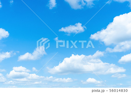 梅雨時期の晴れ間 空 雲 コピースペース 積雲 初夏の空 広いコピースペース 梅雨時期の晴れ間 空 雲 コピースペース 積雲 初夏の空 広いコピースペース 56014830
