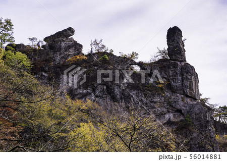 (群馬県)秋の妙義山、第四石門から天狗の評定・大砲岩を望む (群馬県)秋の妙義山、第四石門から天狗の評定・大砲岩を望む 56014881