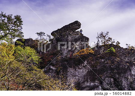 （群馬県）秋の妙義山、第四石門から大砲岩を望む 56014882