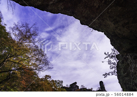 （群馬県）秋の妙義山、第四石門から天狗の評定・大砲岩を望む 56014884