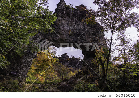 (群馬県)秋の妙義山、第四石門付近の景色 (群馬県)秋の妙義山、第四石門付近の景色 56015010