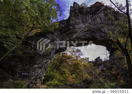 （群馬県）秋の妙義山、第四石門付近の景色 56015011
