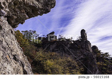 （群馬県）秋の妙義山、第四石門から天狗の評定・大砲岩を望む 56015168