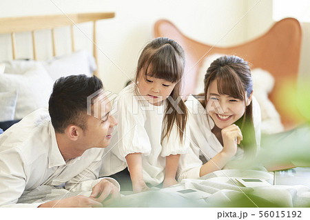 3人家族　小さい子供 56015192