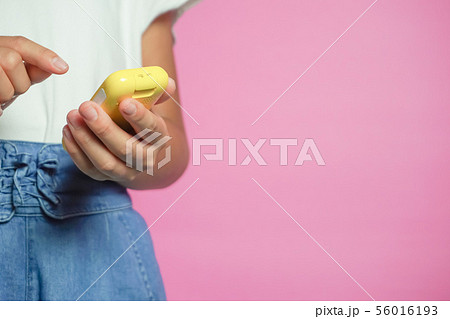 携帯電話を使っている女の子 携帯電話を使っている女の子 56016193