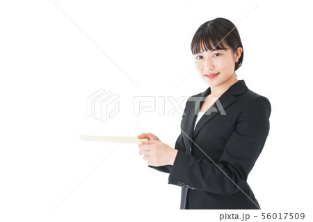 書類を提出するスーツを着たビジネスウーマン 書類を提出するスーツを着たビジネスウーマン 56017509