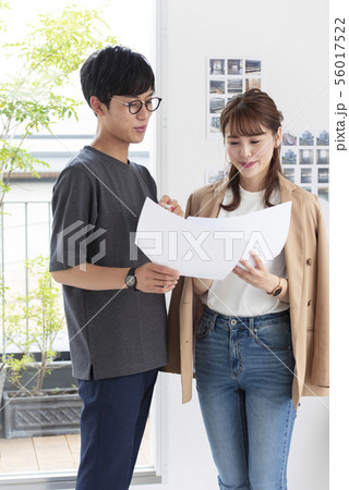 働く女性ビジネスシーン 働く女性ビジネスシーン 56017522