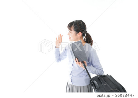 ガイドブックを持ち一人旅をする若い女性 ガイドブックを持ち一人旅をする若い女性 56023447