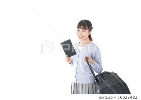 ガイドブックを持ち一人旅をする若い女性 ガイドブックを持ち一人旅をする若い女性 56023482