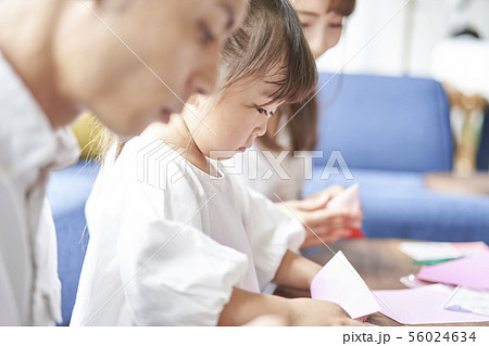 折り紙をする女の子 折り紙をする女の子 56024634
