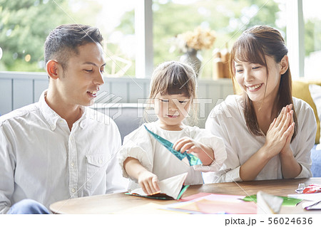 折り紙をする女の子 56024636