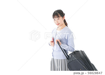 海外旅行に出かける若い女性 海外旅行に出かける若い女性 56028647