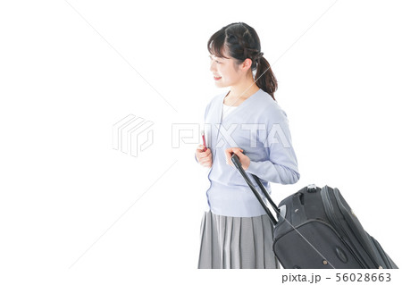 海外旅行に出かける若い女性 海外旅行に出かける若い女性 56028663