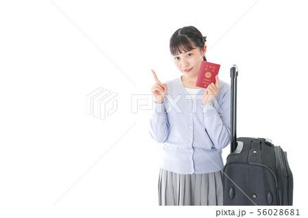 海外旅行に出かける若い女性 海外旅行に出かける若い女性 56028681