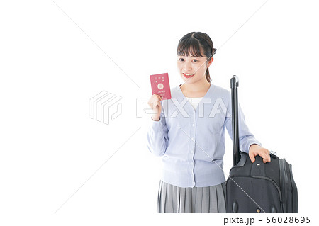 海外旅行に出かける若い女性 海外旅行に出かける若い女性 56028695