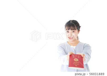 パスポートを持つ若い女性 パスポートを持つ若い女性 56031889